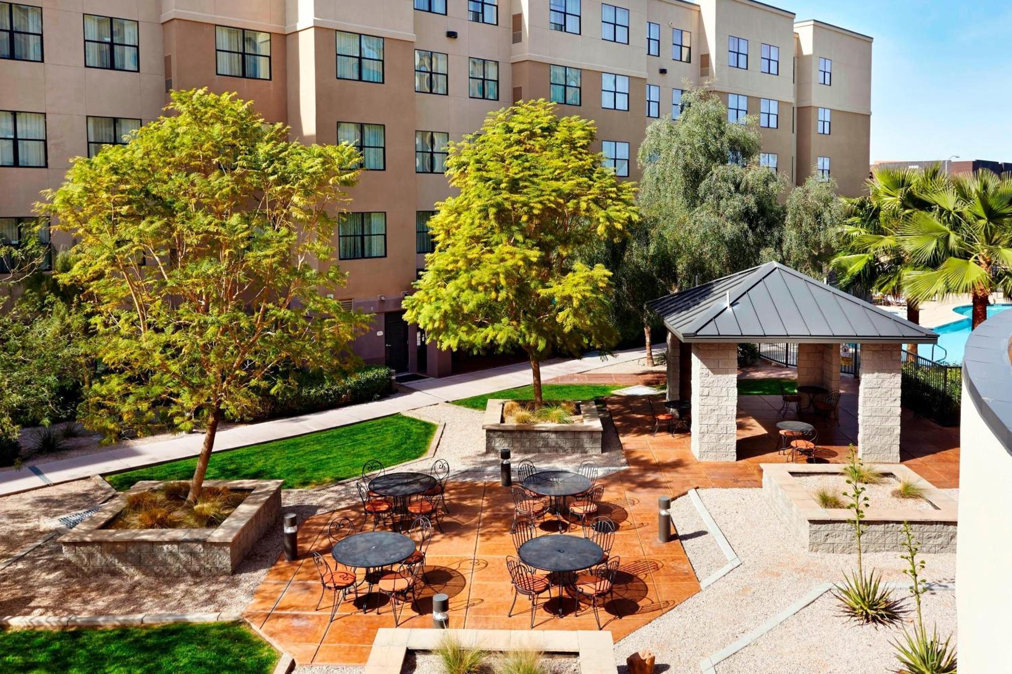 Courtyard Phoenix North / Happy Valley Luaran gambar